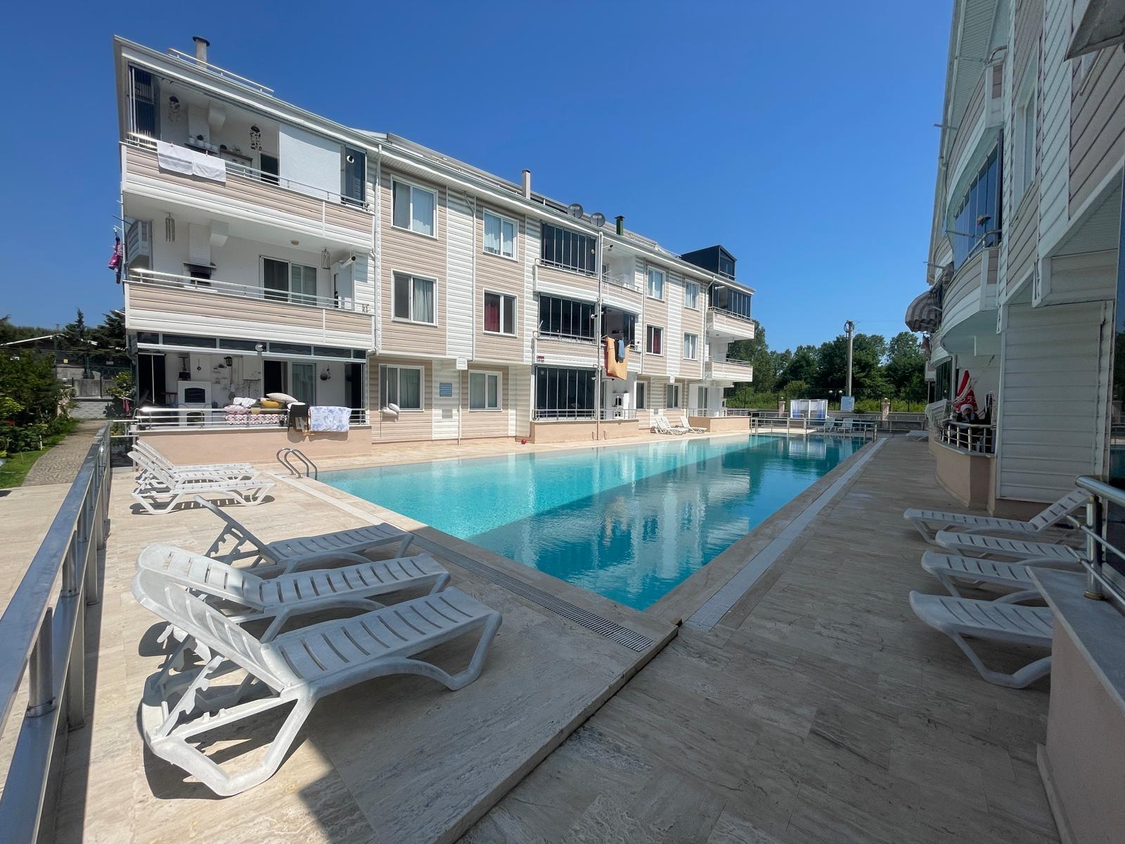 HAVUZLU SİTEDE YÜKSEK GİRİŞ AÇIK CEPHE CAM BALKONLU 1+1 SATILIK DAİRE — Satılık Daire, Karasu