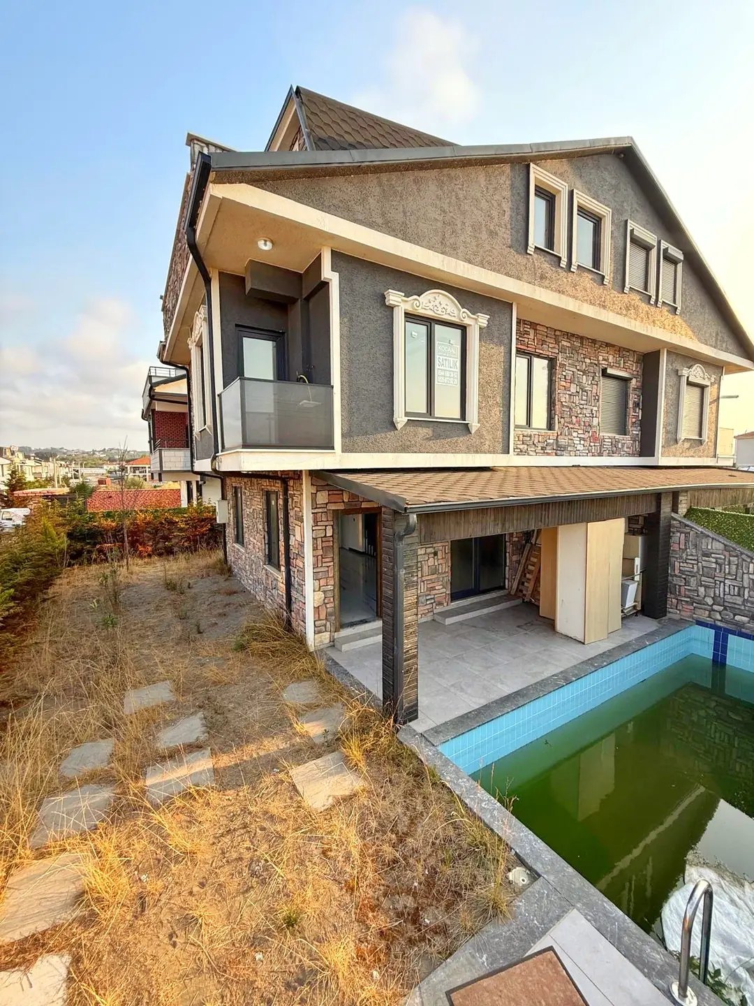DENİZE SIFIR, 376M2 ARSA İÇİNDE, KÖŞE PARSEL 5+1 TRİPLEKS VİLLA! KOCAALİ ALANDERE MH — Satılık Villa, Kocaali