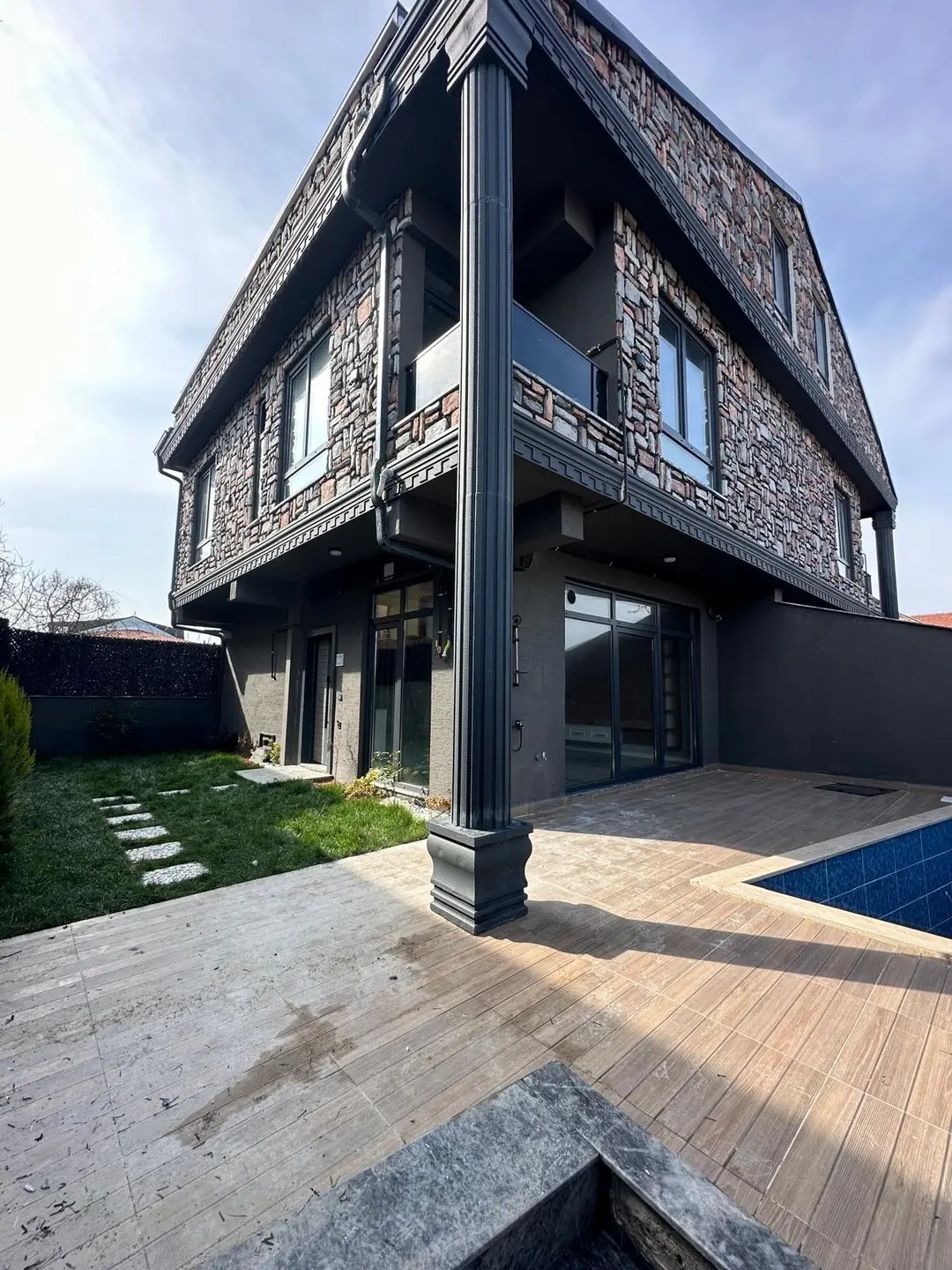 SAHİL MERKEZ PLAJ’DA, HARİKA KONUM 4+1 TRİPLEKS! HAVUZLU, YERDEN ISITMA, MÜSTAKİL GİRİŞ! KOCAALİ YALI MH — Satılık Villa, Kocaali