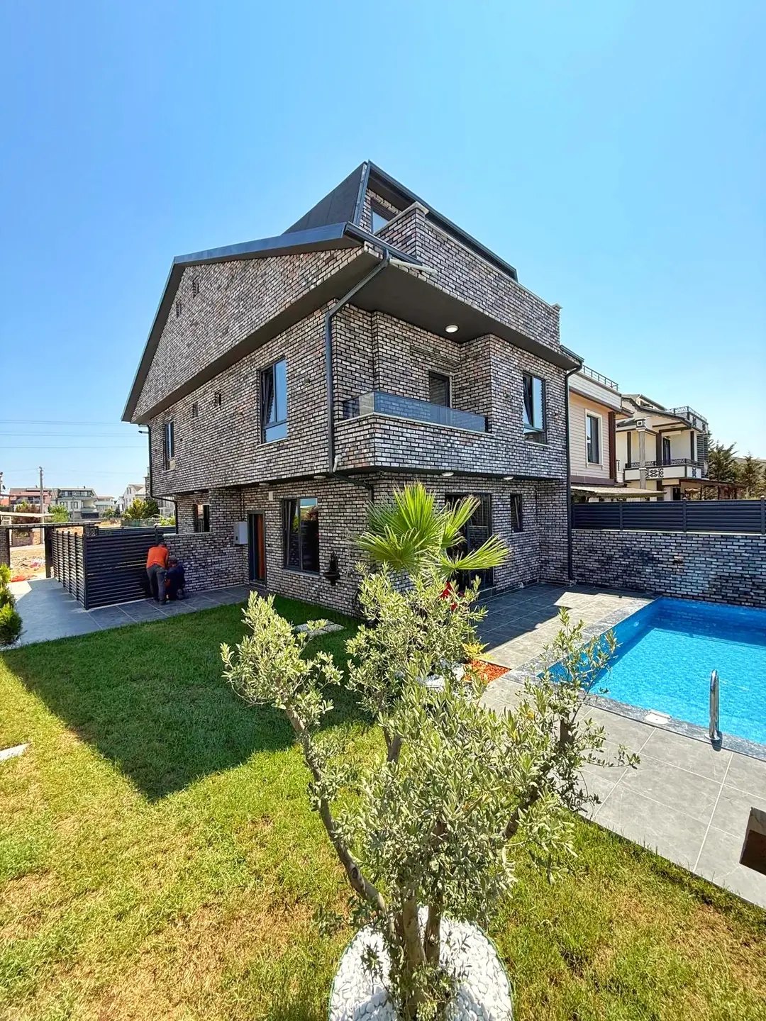 ULTRA GENİŞ BAHÇE, MERKEZ PLAJ, 145m2 KENDİNE AİT ARSASI, TAŞ KONSEPT, HAVUZLU 4+1 TRİPLEKS VİLLA! KOCAALİ YALI MH — Satılık Villa, Kocaali