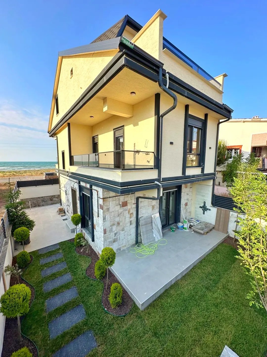 162m2 ARSA İÇİNDE TAM BAĞIMSIZ MÜSTAKİL, HER KAT DENİZ MANZARALI(3.PARSEL), ISITMALI HAVUZLU(40m2), MERKEZ PLAJ 4+1 TRİPLEKS VİLLA! KOCAALİ YALI MH — Satılık Villa, Kocaali