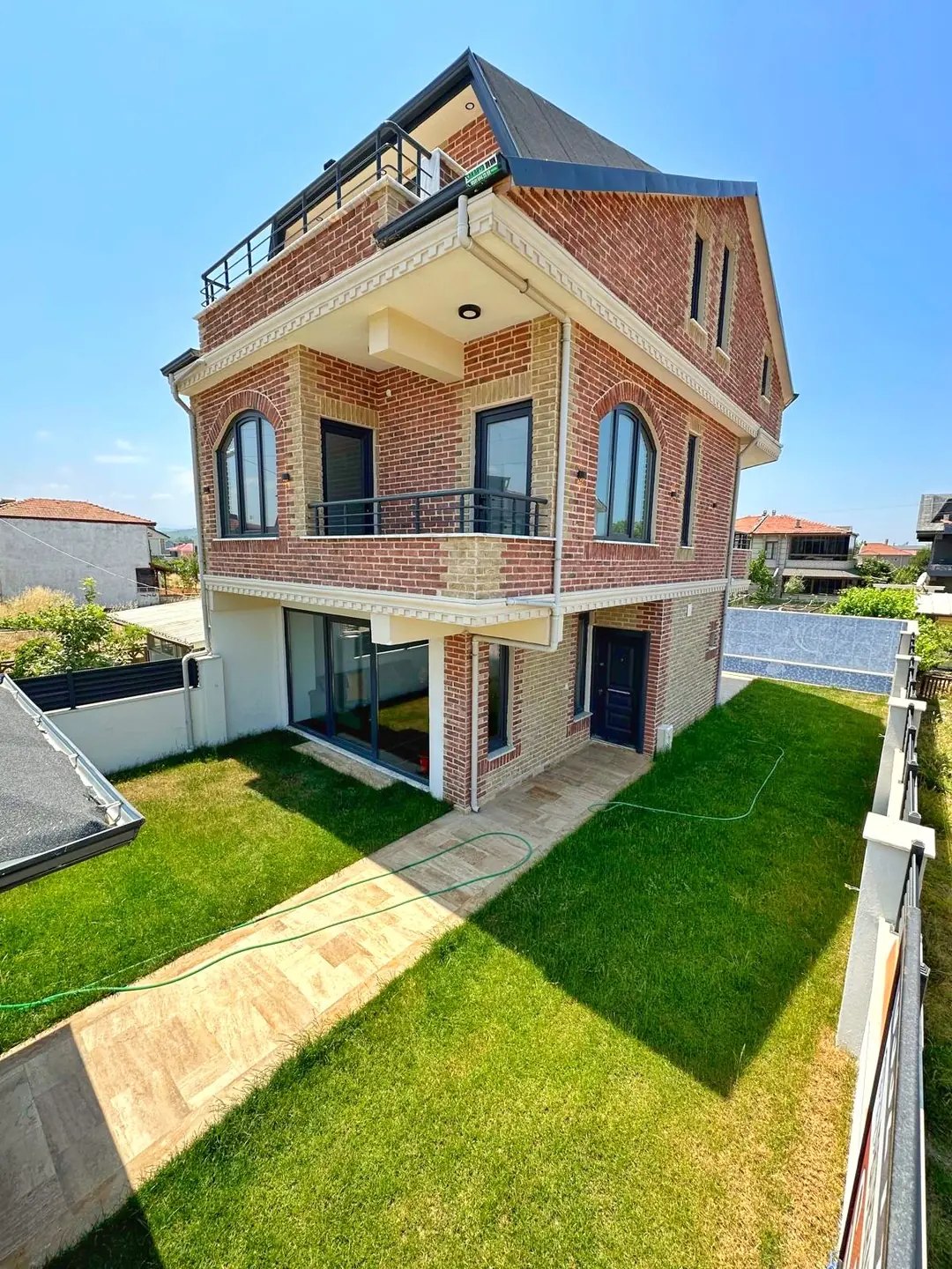 177m2 ARSA İÇİNDE TAM BAĞIMSIZ MÜSTAKİL, HER KAT DENİZ MANZARALI(3.PARSEL), JAKUZİLİ, ULTRA GENİŞ BAHÇE 4+1 TRİPLEKS VİLLA! KOCAALİ ALANDERE MH — Satılık Villa, Kocaali