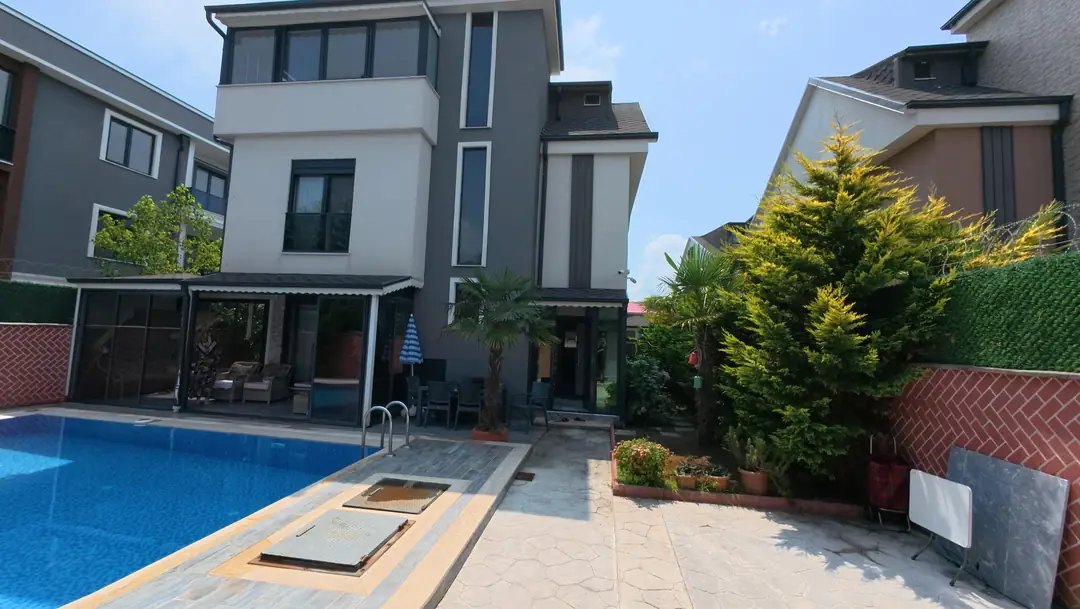 300m2 ARSA İÇİNDE TAM BAĞIMSIZ MÜSTAKİL! HAVUZLU, JAKUZİLİ, ULTRA GENİŞ BAHÇE, KENDİNE GARAJLI 4+1 TRİPLEKS VİLLA! KOCAALİ YALI MH — Satılık Villa, Kocaali