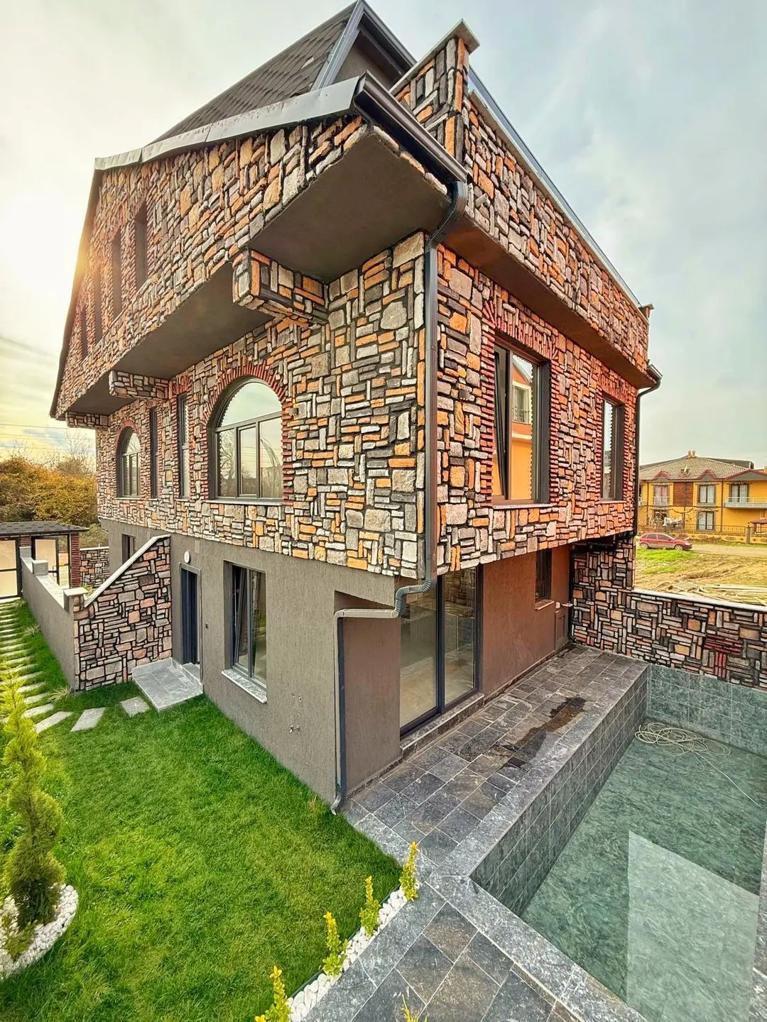 ARKA CEPHE, HAVUZLU, LÜKS DİZAYN, EBEVEYN BANYO, MERKEZ PLAJ 4+1 TRİPLEKS VİLLA! KOCAALİ YALI MH — Satılık Villa, Kocaali